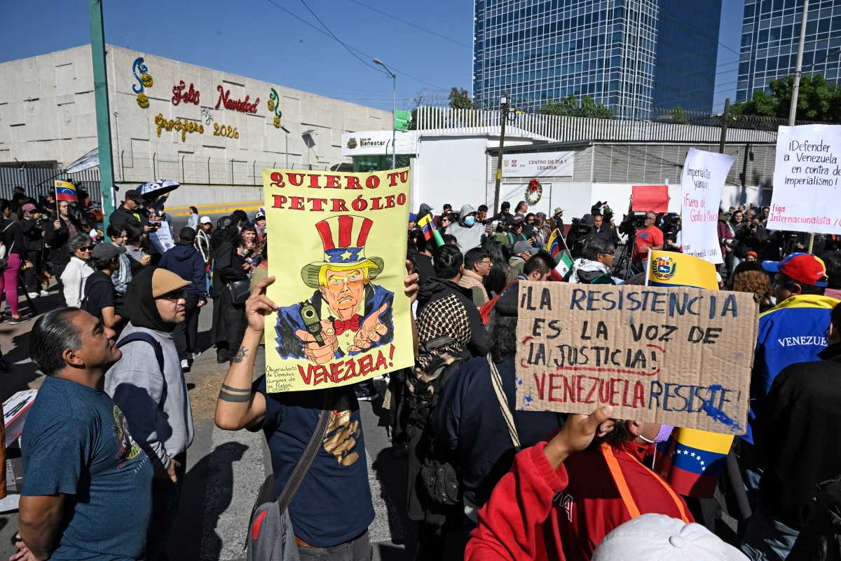 EDITORS NOTE: Graphic content / Members of social organizations protest with signs reading "I want your oil Venezuela!" and "Resistance is the voice of justice. Resist Venezuela!" against the US military operation in Venezuela outside the US embassy in Mexico City on January 3, 2026, after US forces captured Venezuelan leader Nicolas Maduro.
