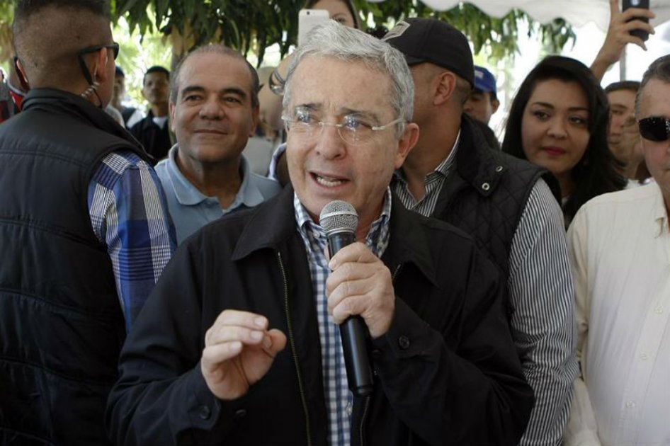 Álvaro Uribe será condecorado por universidad española