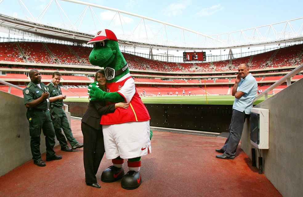 Mesut Ozil ofreció pagar el salario de Gunnersaurus, mascota del Arsenal