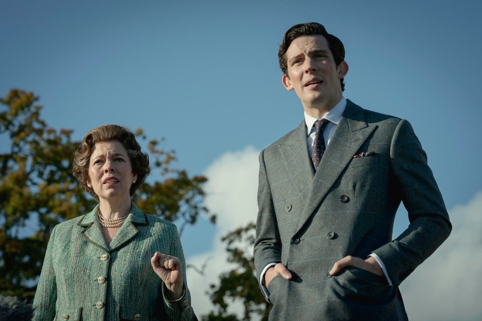 Imagen de la serie "The Crown" en la que aparecen la reina Isabel y el príncipe Carlos.