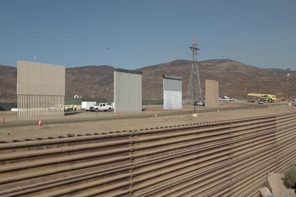 Prototipos del muro de Trump sobresalen en el desierto que comparten México y EE.UU.
