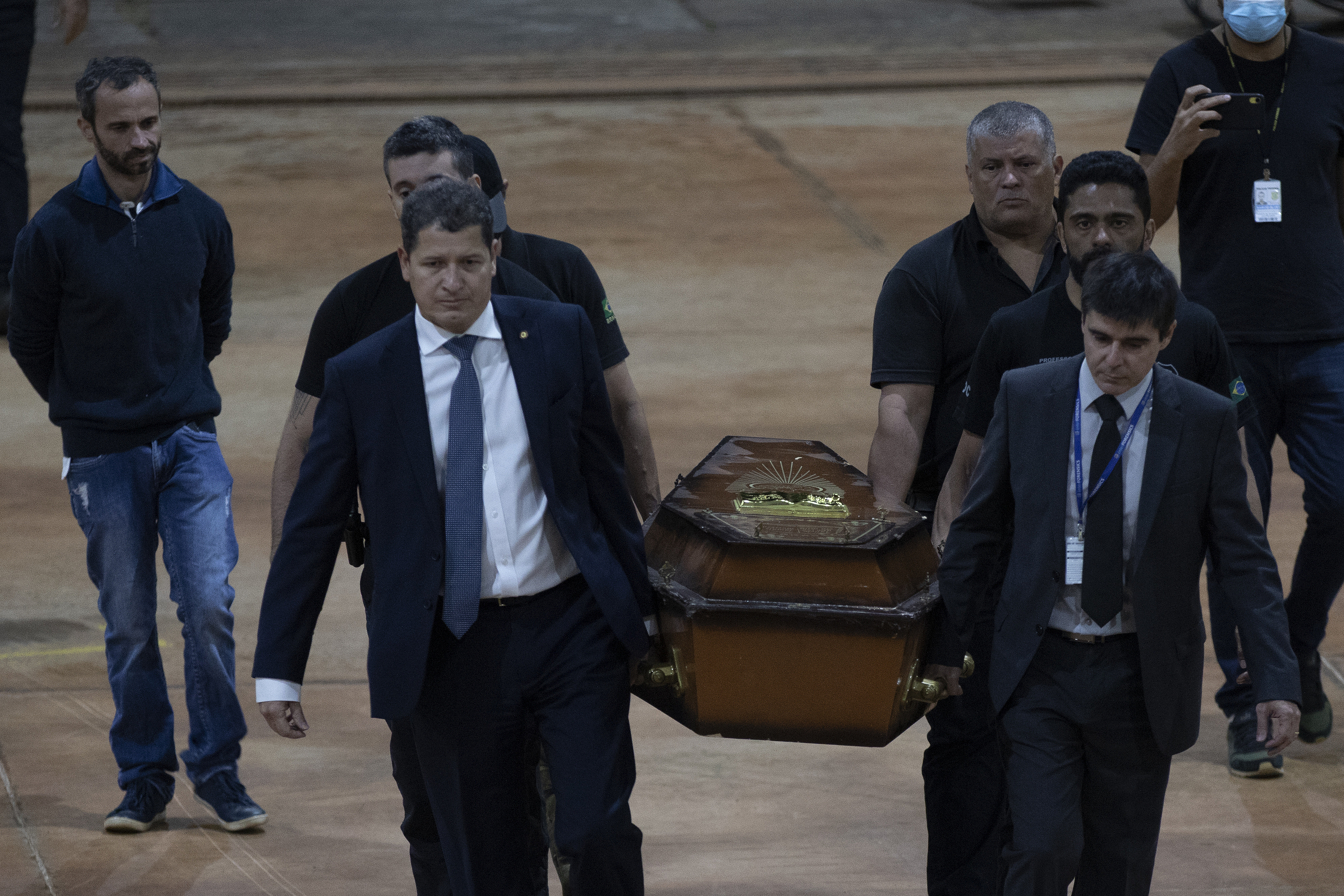 AME7045. BRASILIA (BRASIL), 16/06/2022.- Autoridades reciben los cuerpos hallados en un remota región de la Amazonía donde desaparecieron el periodista británico Dom Phillips y el indigenista brasileño Bruno Araújo, cuyo asesinato fue confesado por un pescador furtivo, hoy, en el hangar de la Policía Federal en Brasilia (Brasil), donde serán sometidos a pericia para confirmar su identidad. Las autoridades brasileñas localizaron la víspera los restos humanos 3 kilómetros selva adentro en el Valle do Javari, once días después de la desaparición de Phillips, colaborador de The Guardian, y Araújo. Los cuerpos fueron hallados en una recóndita región de selva tras ser guiados por uno de los dos hermanos detenidos en relación a la desaparición y quien confesó haber asesinado a ambos con un arma de fuego tras ser visto practicando pesca ilegal. EFE/ Joédson Alves