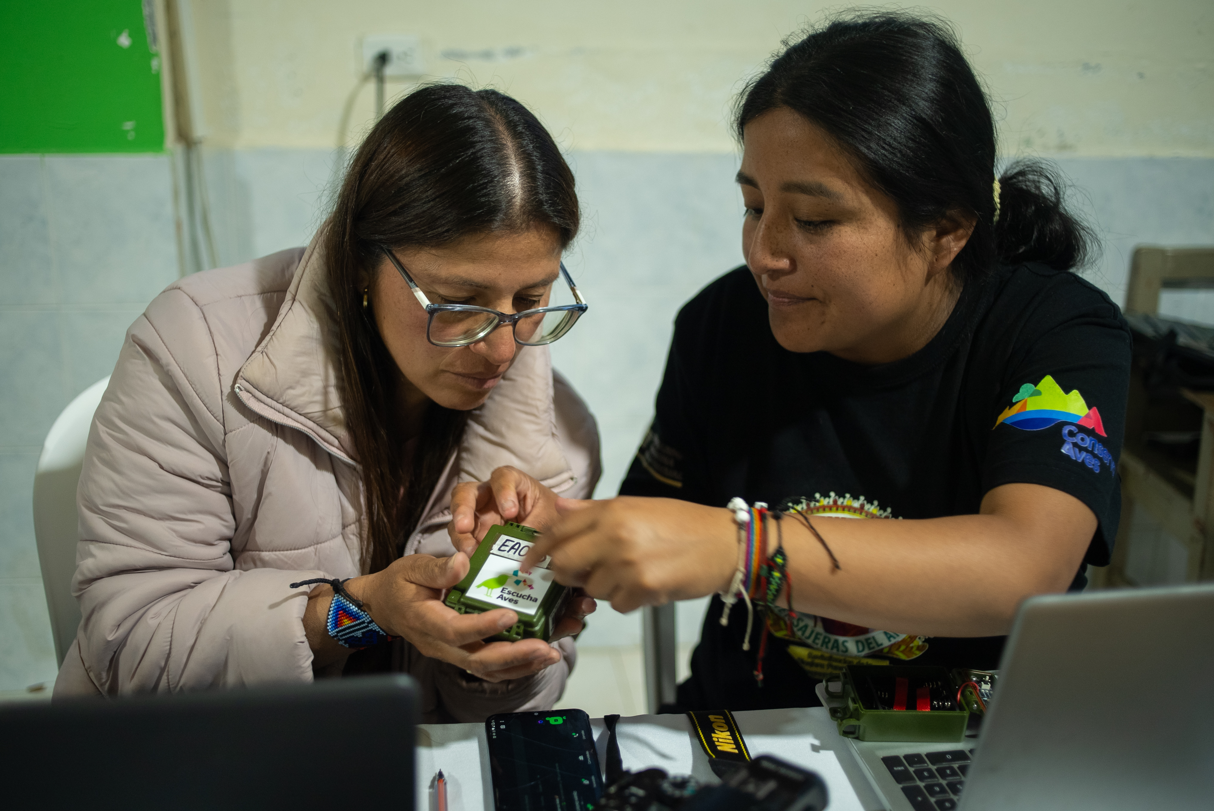 Integrantes del Resguardo Indígena Gran Tescua preparando las grabadoras.