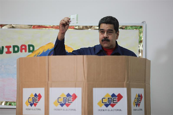 Maduro arremete contra la oposición por negarse a participar en jornada electoral