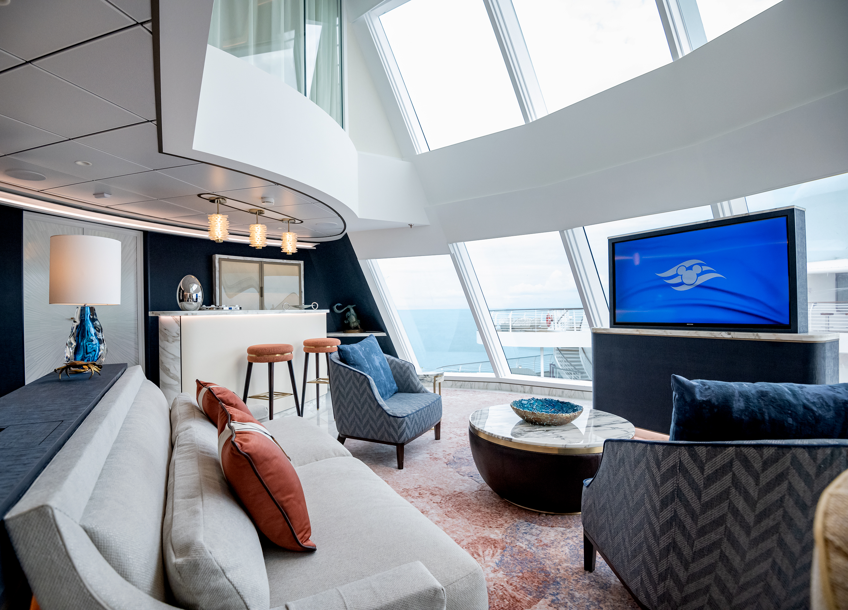 La suite Wish Tower es el primer alojamiento de su tipo ubicado en lo alto de la chimenea delantera del Disney Wish. Con un elegante diseño inspirado en "Moana”, este penthouse de casi 190 metros cuadrados celebra el encanto y el espíritu del mar con incomparables vistas al mar.