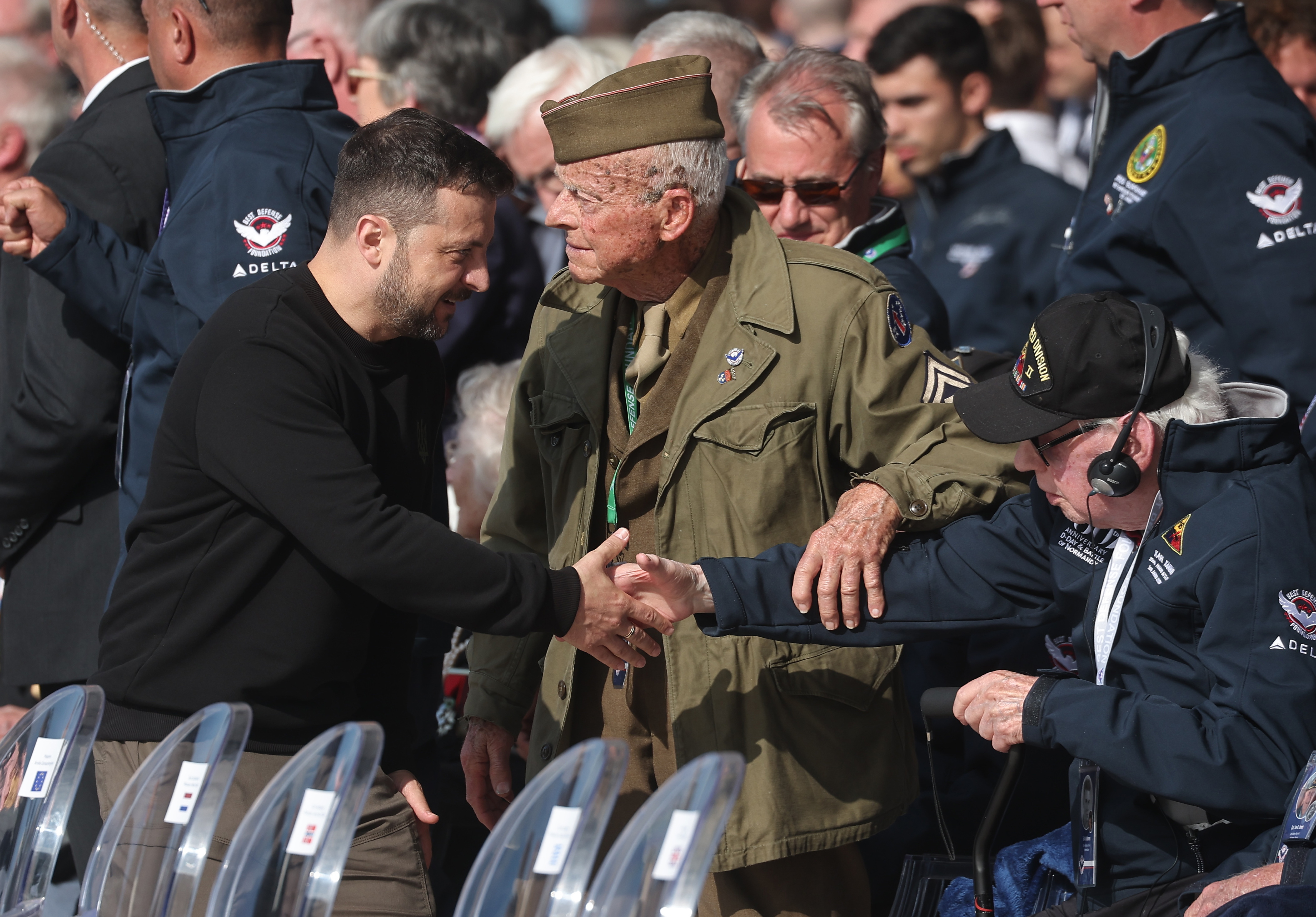 Saint-laurent-sur-mer (France), 06/06/2024.- Ukrainian President Volodymyr Zelensky (L) greets US veterans during the commemorative ceremony with dozens of heads of States and more than 200 veterans for the 80th anniversary of D-Day landings in Normandy at Omaha Beach, Saint-Laurent-sur-Mer, France, 06 June 2024. More than 160.000 Western allied troops landed on beaches in Normandy on 6 June 1944 launching the liberation of Western Europe from Nazi occupation during World War II. (Francia) EFE/EPA/CHRISTOPHE PETIT TESSON
