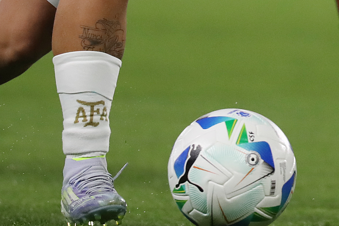 AMDEP9133. QUITO (ECUADOR), 24/07/2025.- Kishi Núñez de Argentina controla el balón este jueves, en un partido de la fase de grupos de la Copa América Femenina entre Ecuador y Argentina en el estadio Banco Guayaquil en Quito (Ecuador). EFE/ José Jácome