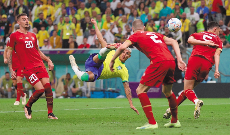 Brasil ratificó su favoritismo en Catar 2022 y con dos goles de Richarlison, uno de ellos de fantasía, le ganó 2-0 a Serbia. Neymar sufrió una lesión en su tobillo derecho y se espera su evolución. / AFP