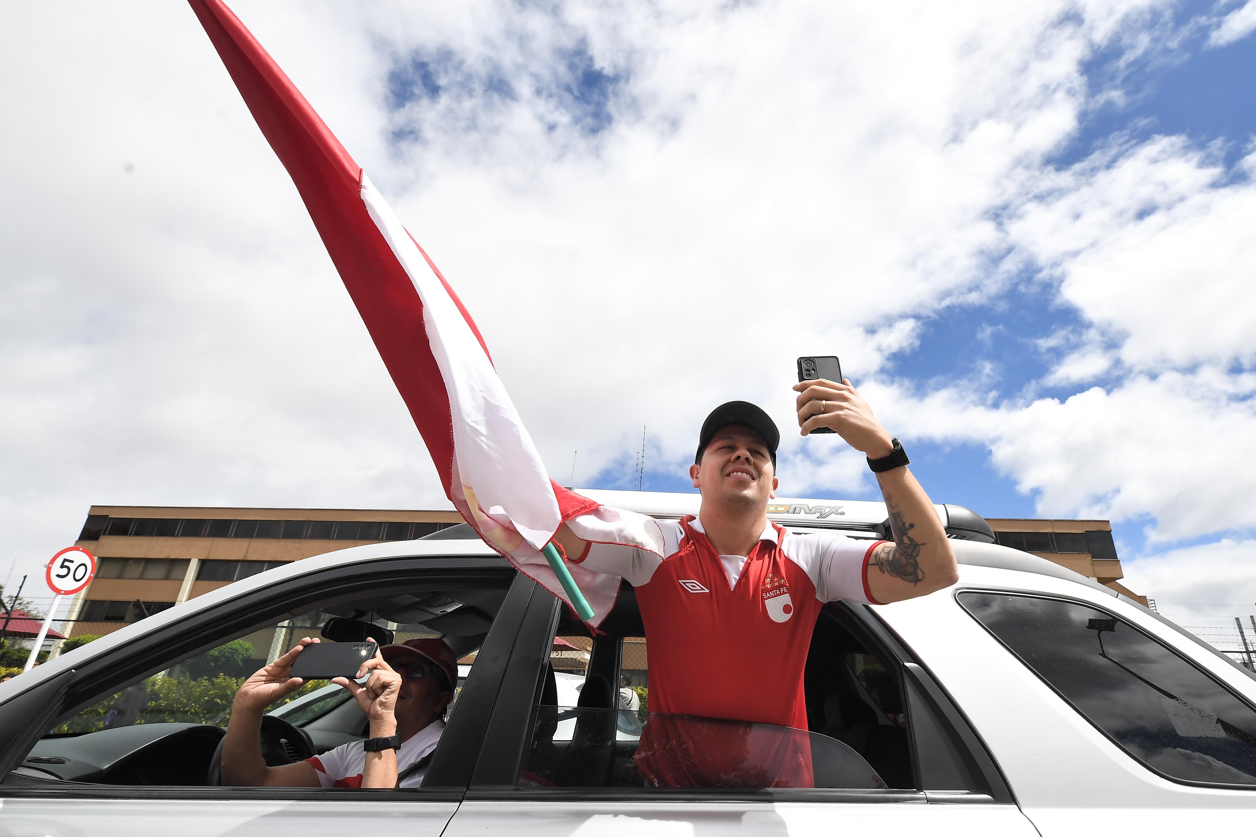 Las calles de Bogotá se desbordaron para festejar el título de Independiente Santa Fe, que le ganó el domingo al DIM y celebró el décimo título de su historia. Así fue la fiesta de la caravana.