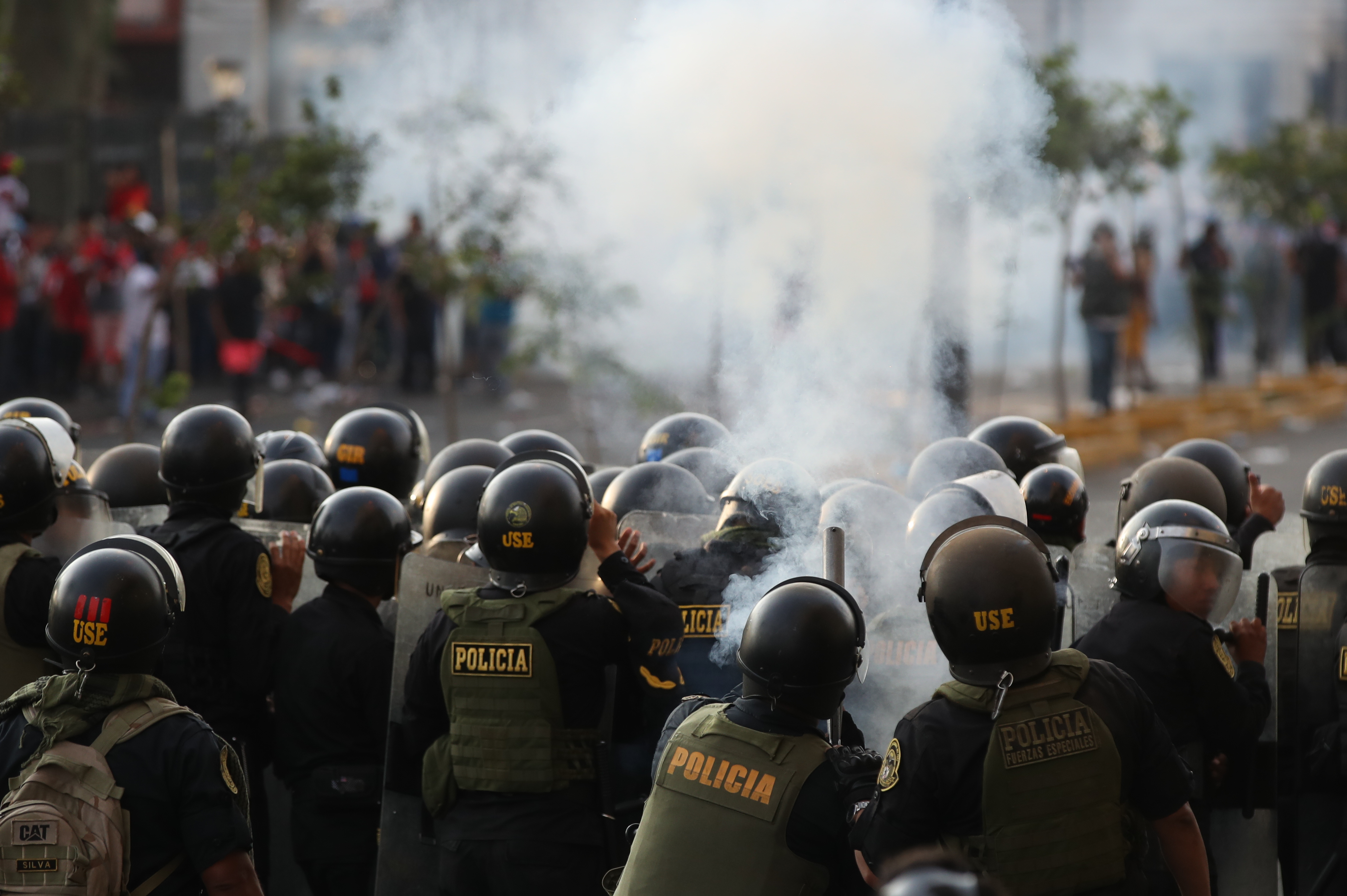 AME7303. LIMA (PERÚ), 19/01/2023.- Policías se enfrentan con manifestantes durante la "toma de Lima" hoy, en Lima (Perú). La gran marcha nacional denominada "la toma de Lima" ha activado una serie de acciones de protesta en distintos puntos del país, en donde los manifestantes exigen la renuncia de la presidenta Dina Boluarte y el cierre del Congreso, así como la convocatoria a elecciones generales para este año y a una asamblea constituyente. Las manifestaciones en Perú comenzaron el 7 de diciembre pasado, cuando Boluarte asumió la Presidencia por sucesión constitucional tras el fallido autogolpe de Castillo (2021-2022) y, luego de una tregua navideña, volvieron a cobrar fuerza a partir del 4 de enero, sobre todo en el sur. EFE/ Paolo Aguilar