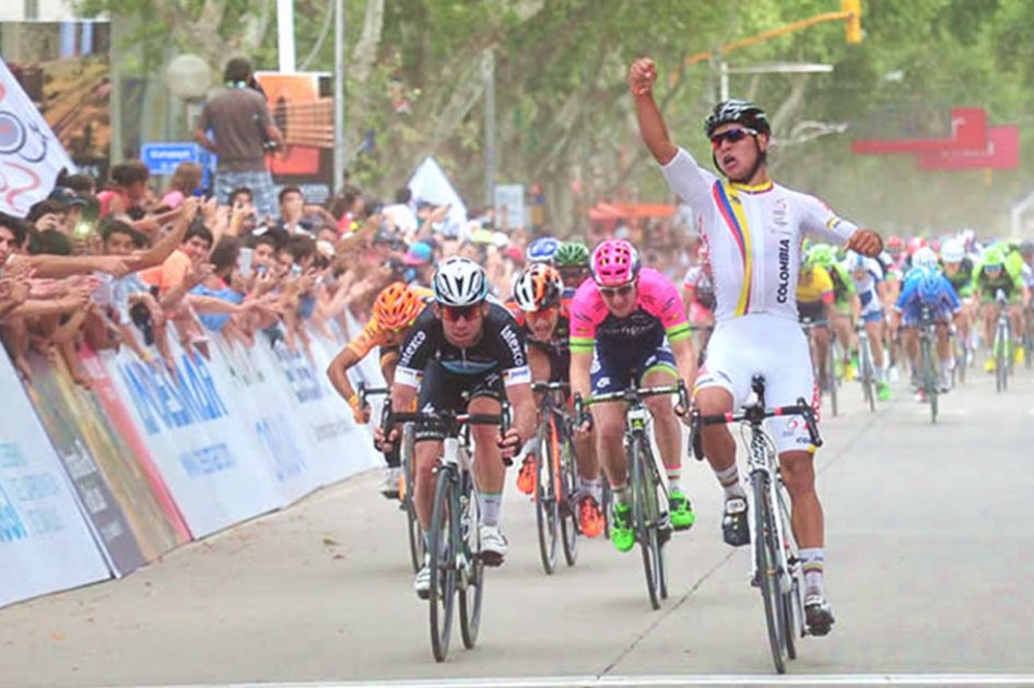 Fernando Gaviria celebra su triunfo en el Tour de San Luis. Foto: Tour de San Luis.