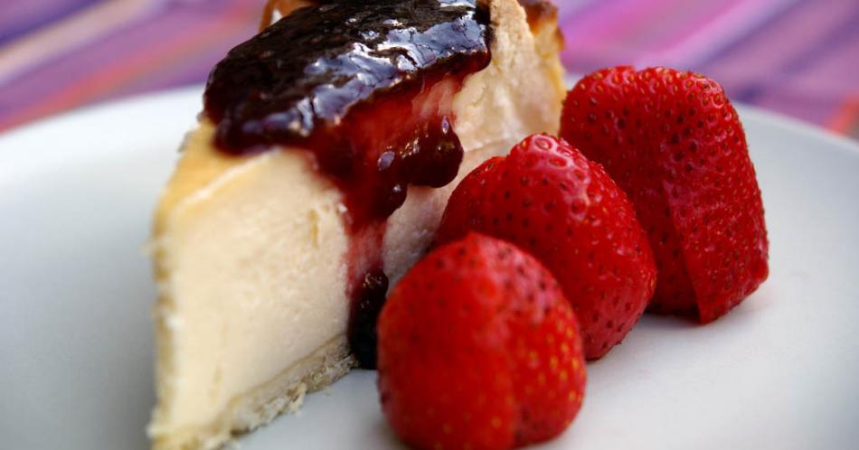 Aprende a preparar un cheesecake de fresa sin horno