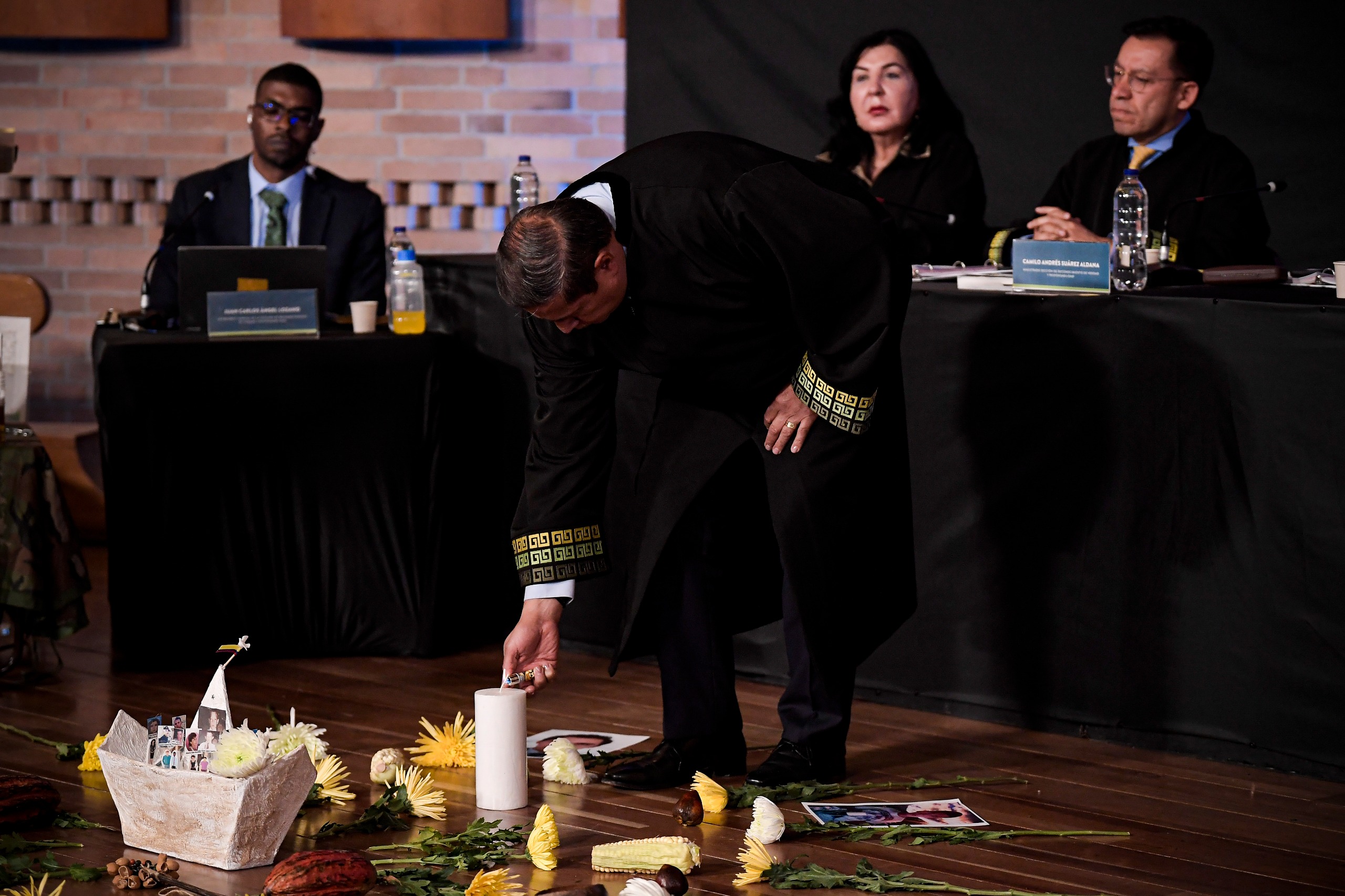 Magistrado Camilo Suárez prendiendo el cirio entregado por la mayora María Argensola Quintero, en representación de las 4.200 víctimas acreditadas el macrocaso 01.