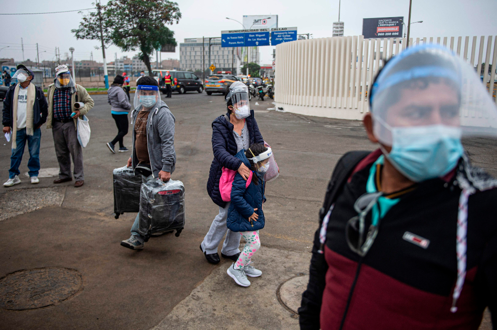 Colombia y Perú reanudan el transporte terrestre de pasajeros tras covid-19