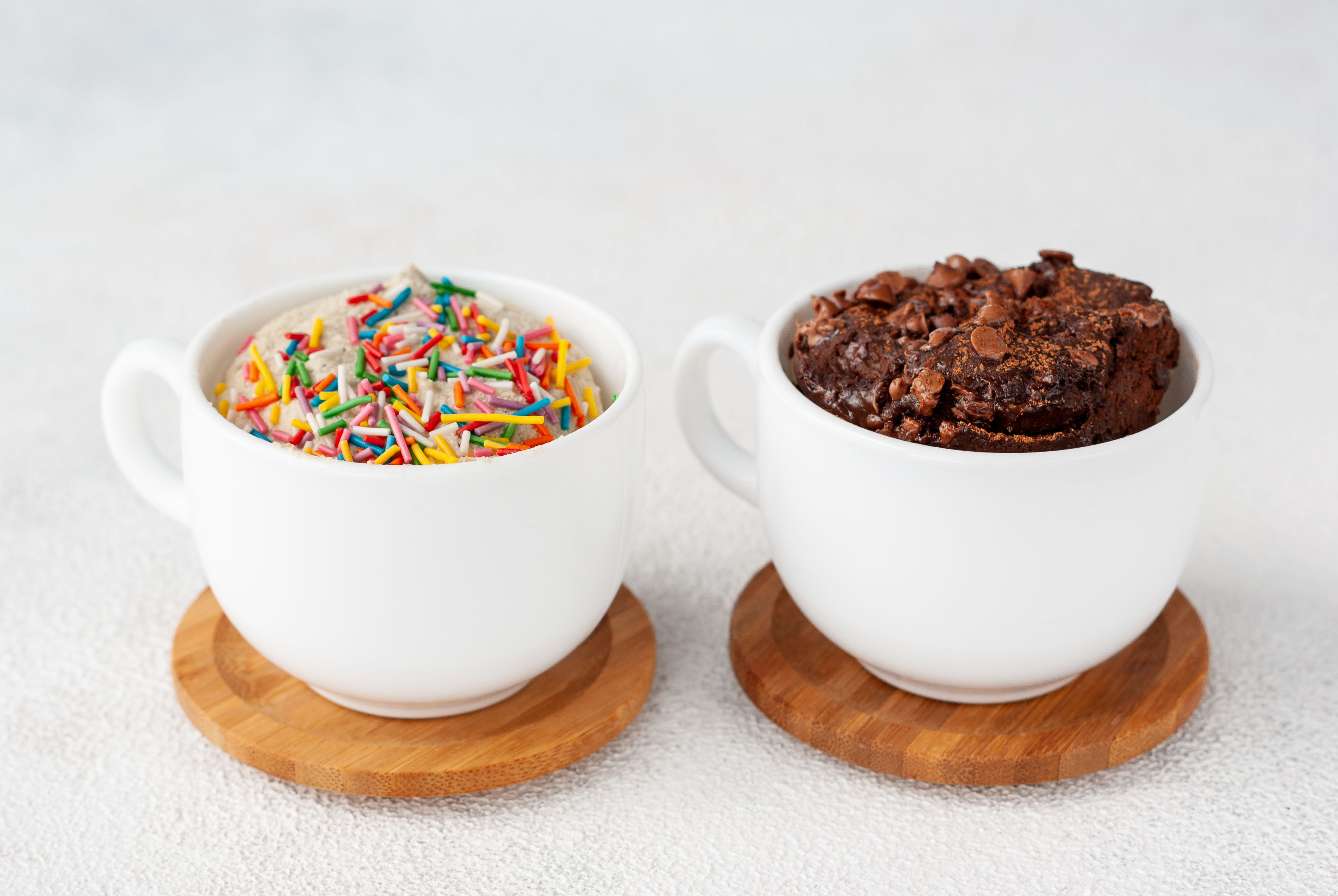 Prepara en cinco minutos pasteles de chocolate y vainilla en taza
