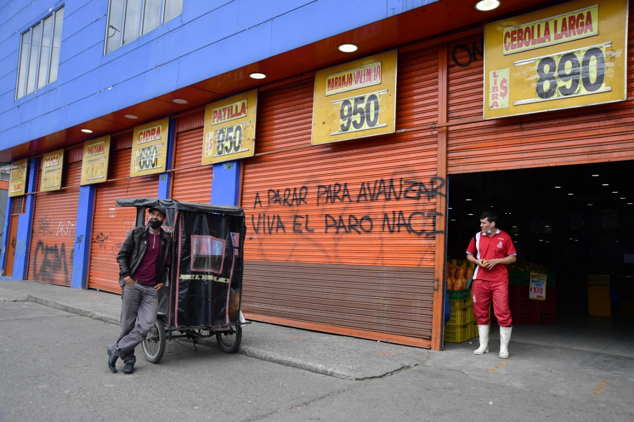 Debido a las manifestaciones, a algunos locales les ha tocado cerrar temprano.