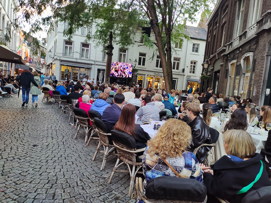 Alrededor de la plaza Vrijthof, se acondicionan pantallas gigantes para que los admiradores de André Rieu que no pudieron acceder a la plaza (los boletos para estar al interior del lugar se agotan rápidamente), puedan disfrutar de su concierto.