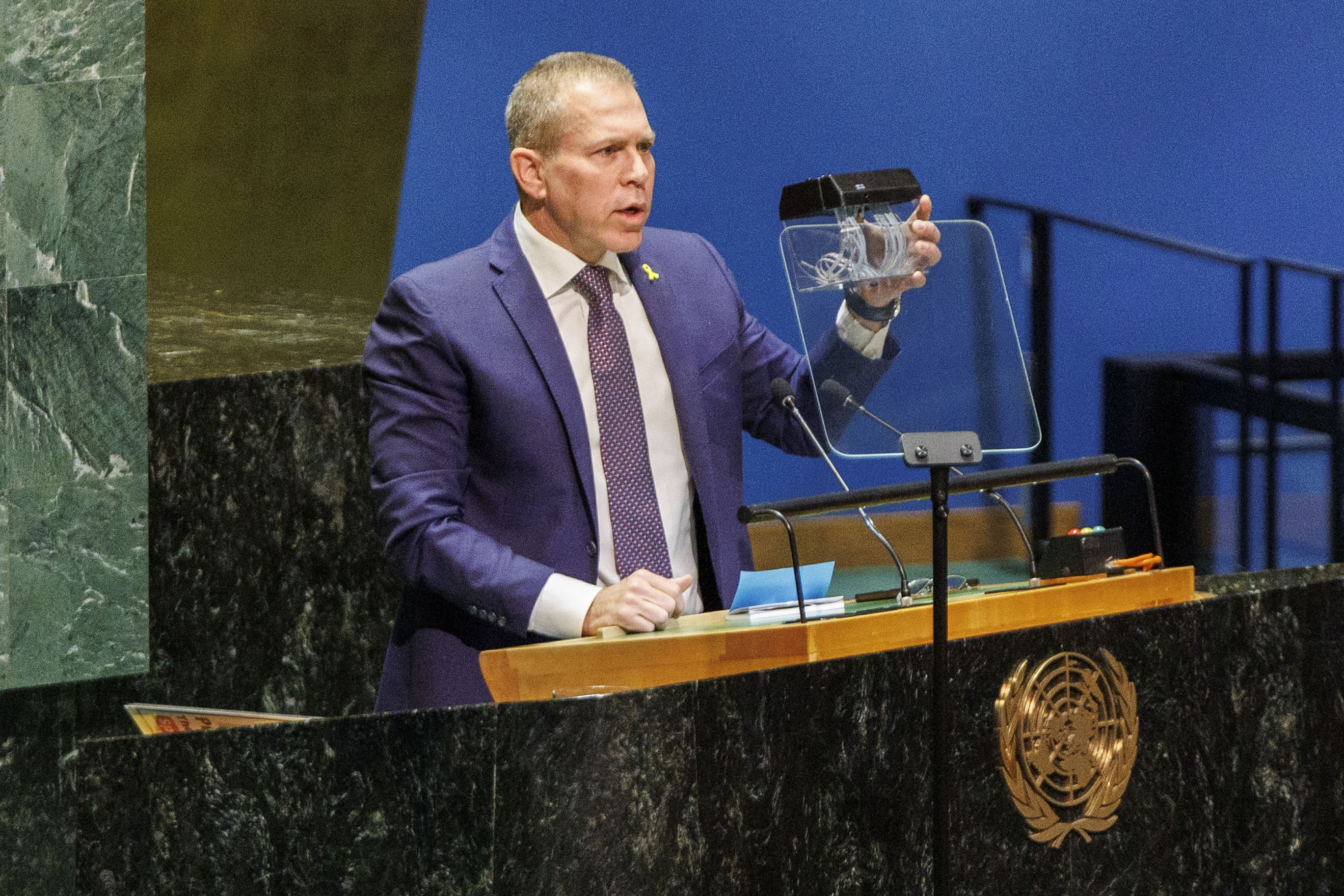 New York (United States), 10/05/2024.- Permanent Representative of Israel to the United Nations Gilad Erdan shreds the United Nations Charter, claiming that is what the UN is doing if they vote to approve Palestine as a full member, before the United Nations General Assembly votes on a Palestinian bid to become a full UN member at the United Nations Headquarters in New York, New York, USA, 10 May 2024. (Nueva York) EFE/EPA/SARAH YENESEL