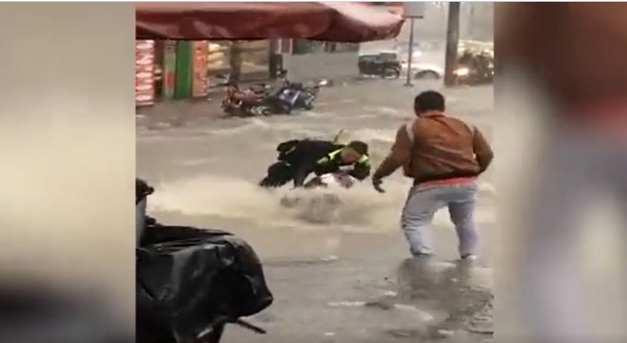 Video: en heroica acción, policía salvó a mujer arrastrada por un arroyo en Bogotá