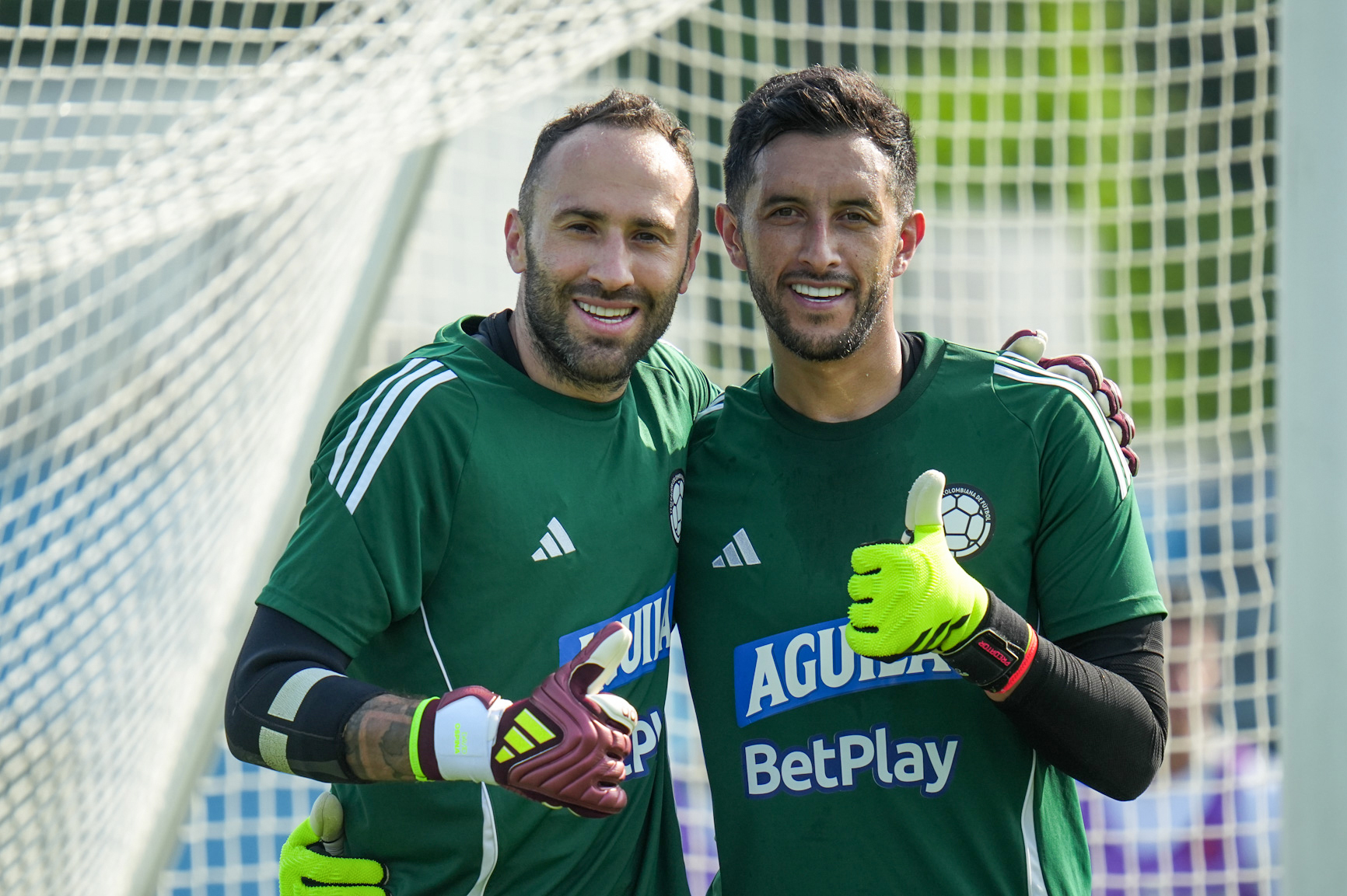 USA400 NUEVA YORK (ESTADOS UNIDOS), 19/06/2024.- Fotografía cedida por la Federación Colombiana de Fútbol (FCF) que muestra los arqueros David Ospina (i) y Camilo Vargas durante la jornada de entrenamiento realizada este miércoles, en Nueva York (Estados Unidos). La selección colombiana cerró este miércoles en Nueva York su preparación para su partido ante Paraguay en primero en la Copa América de Estados Unidos, en la que espera hacer un buen papel, según afirman sus jugadores. EFE/ Federación Colombiana de Fútbol /SOLO USO EDITORIAL SOLO DISPONIBLE PARA ILUSTRAR LA NOTICIA QUE ACOMPAÑA (CRÉDITO OBLIGATORIO)