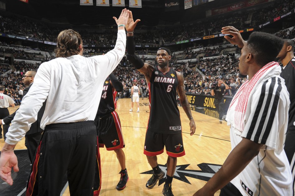 Miami Heat ganó en San Antonio y empató la final de la NBA