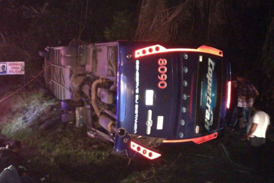 Al menos cinco muertos deja volcamiento de bus en Puerto Salgar, Cundinamarca