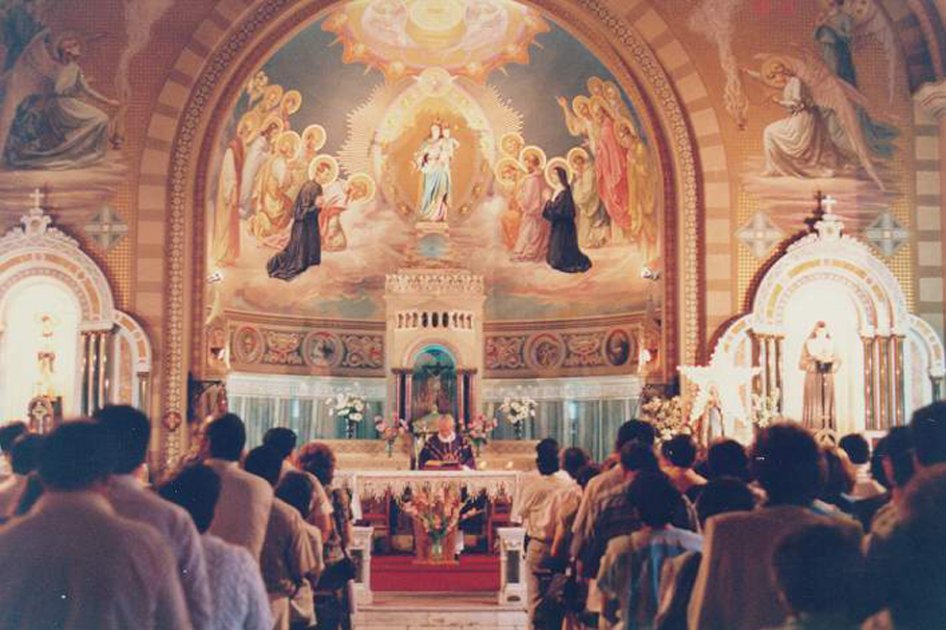 Cura italiano anuncia su matrimonio durante la misa