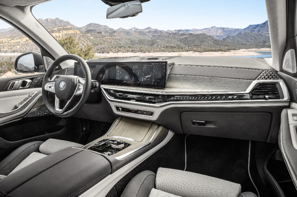 En su interior destaca la pantalla curva de BMW, con una pantalla de información de 12.3” y una de control de 14.9”.