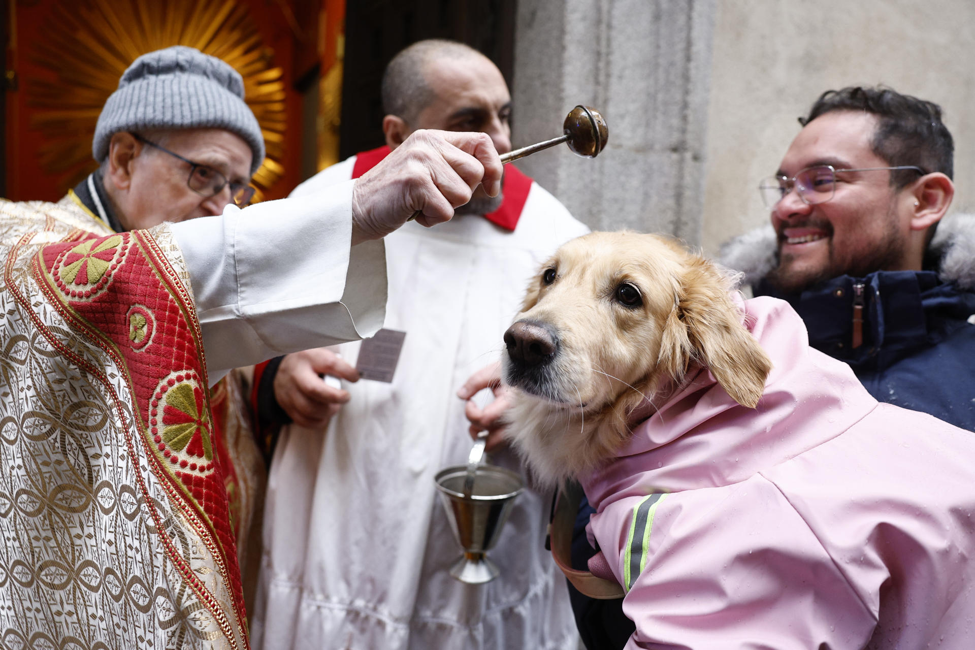 FOTODELDIA MADRID, 17/01/2026.- Cientos de personas se acercan este sábado a la Iglesia de San Antón de Madrid, para la bendición de animales con motivo de la festividad de San Antonio Abad, considerado el patrón de los animales. EFE/ Rodrigo Jimenez
