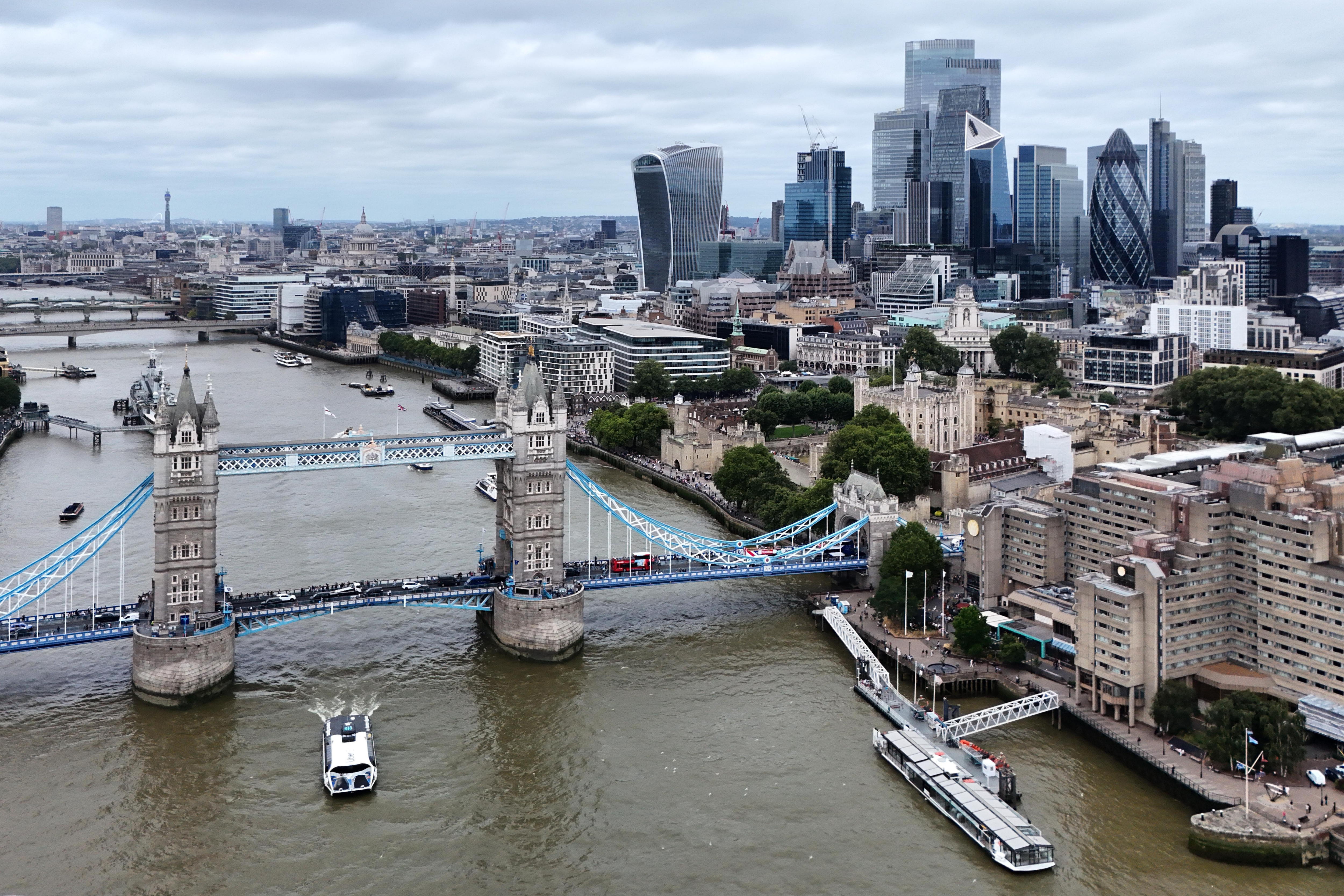 London (United Kingdom), 15/08/2024.- A picture taken with a drone shows the Tower Bridge and skyline of the financial district of the City of London in London, Britain, 15 August 2024. According to the Office for National Statistics (ONS), Britain's economy grew by 0.6 percent between April and June 2024, slowing down compared to the first quarter. Services were the biggest contributor to the country's economy, outstripping both manufacturing and construction. (Reino Unido, Londres) EFE/EPA/NEIL HALL