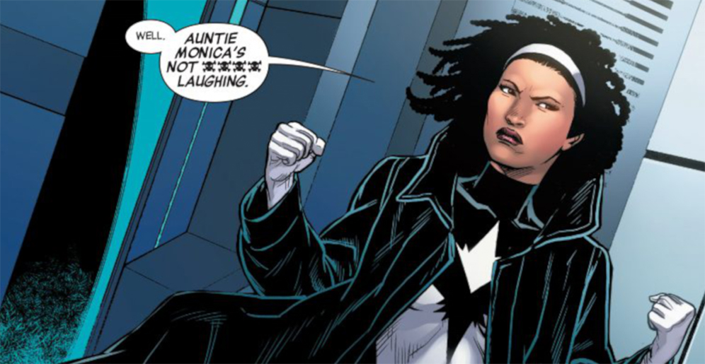 En los cómics, ha habido varios personajes para asumir el relevo de Capitana Marvel, y la primera mujer que lo hizo fue Monica Rambeau. Monica es la Capitana desde el principio, cuando Danvers todavía usa el nombre de Ms. Marvel. En comparación, la representación en pantalla de Monica es bastante menor, ya que se trata de una niña con una relación muy estrecha con Carol debido a que sus madres son amigas... y que ya apunta grandes cosas en el futuro.