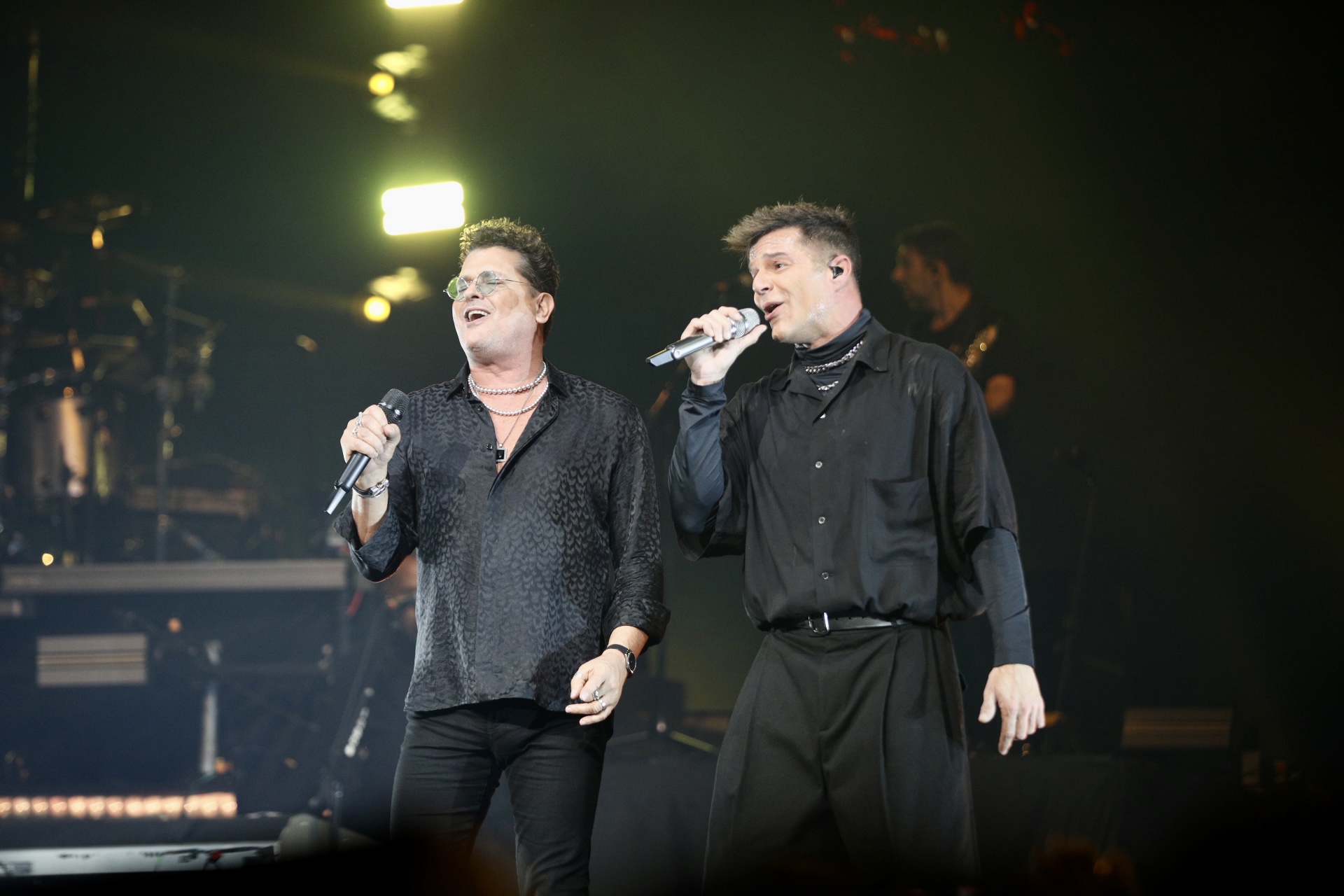 En su primer concierto en Bogotá, Ricky Martin recibió a su colega el colombiano Carlos Vives y juntos cantaron ‘Canción Bonita’.