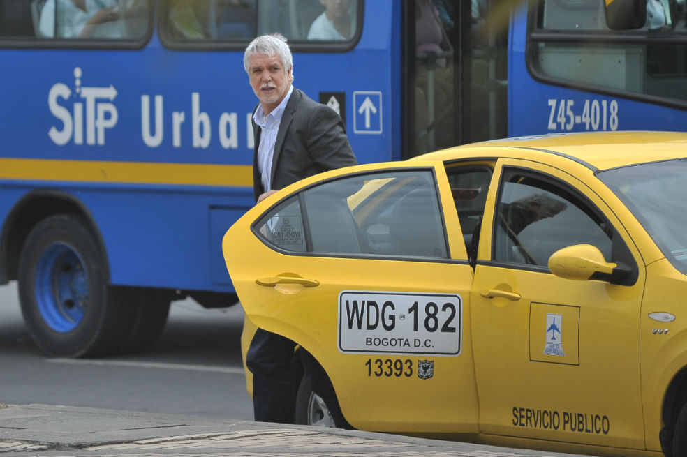 Taxistas están en desventaja frente a Uber, admite Peñalosa