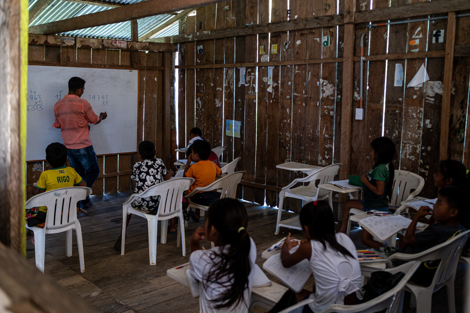 En la escuela de Curare los niños reciben formación primaria por parte de profesores locales, además de la educación ambiental que ha sido incluida en los programas por decisión del resguardo.