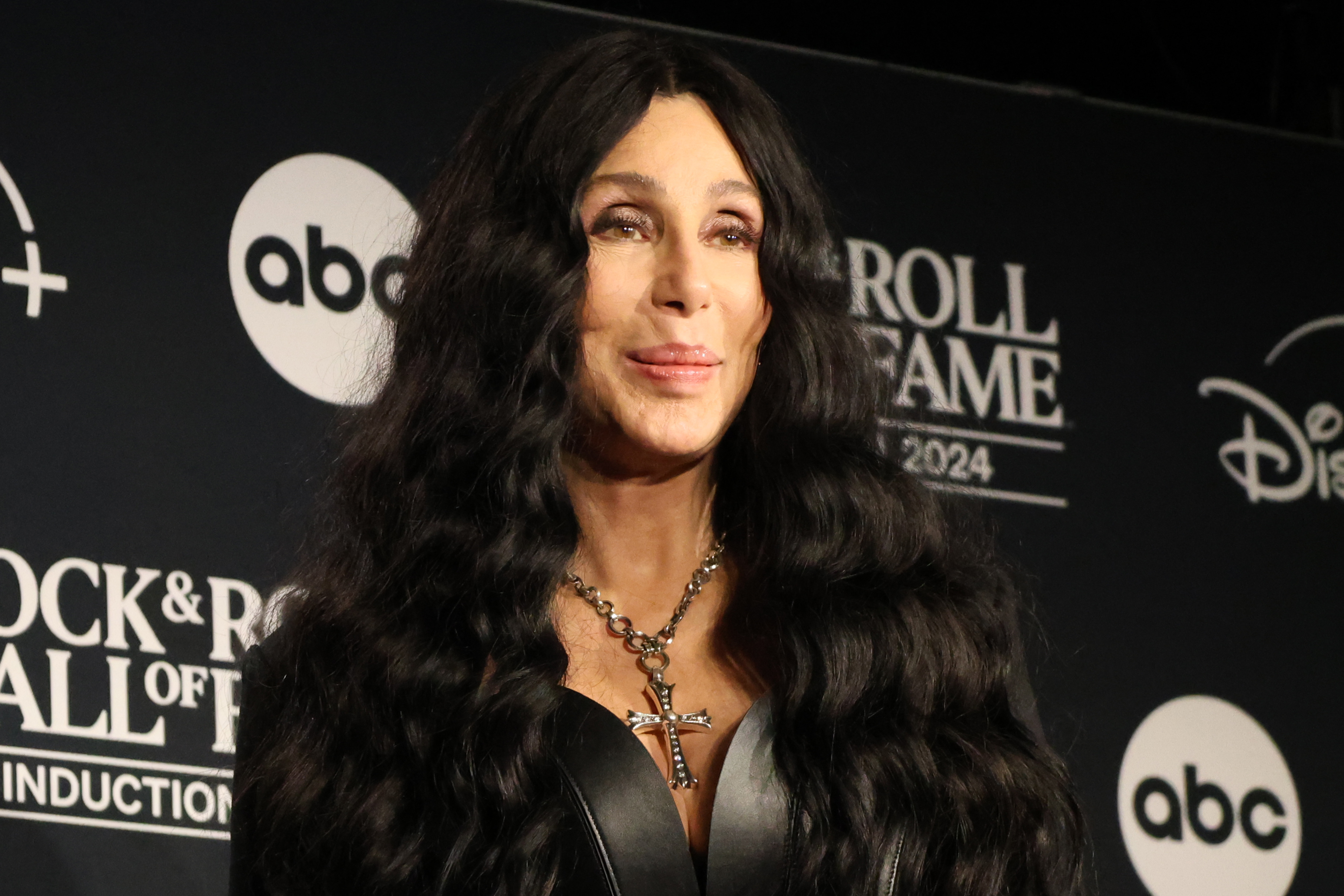 Cher pide custodia de su hijo de 49 años tras arrestos y su hospitalización psiquiátrica