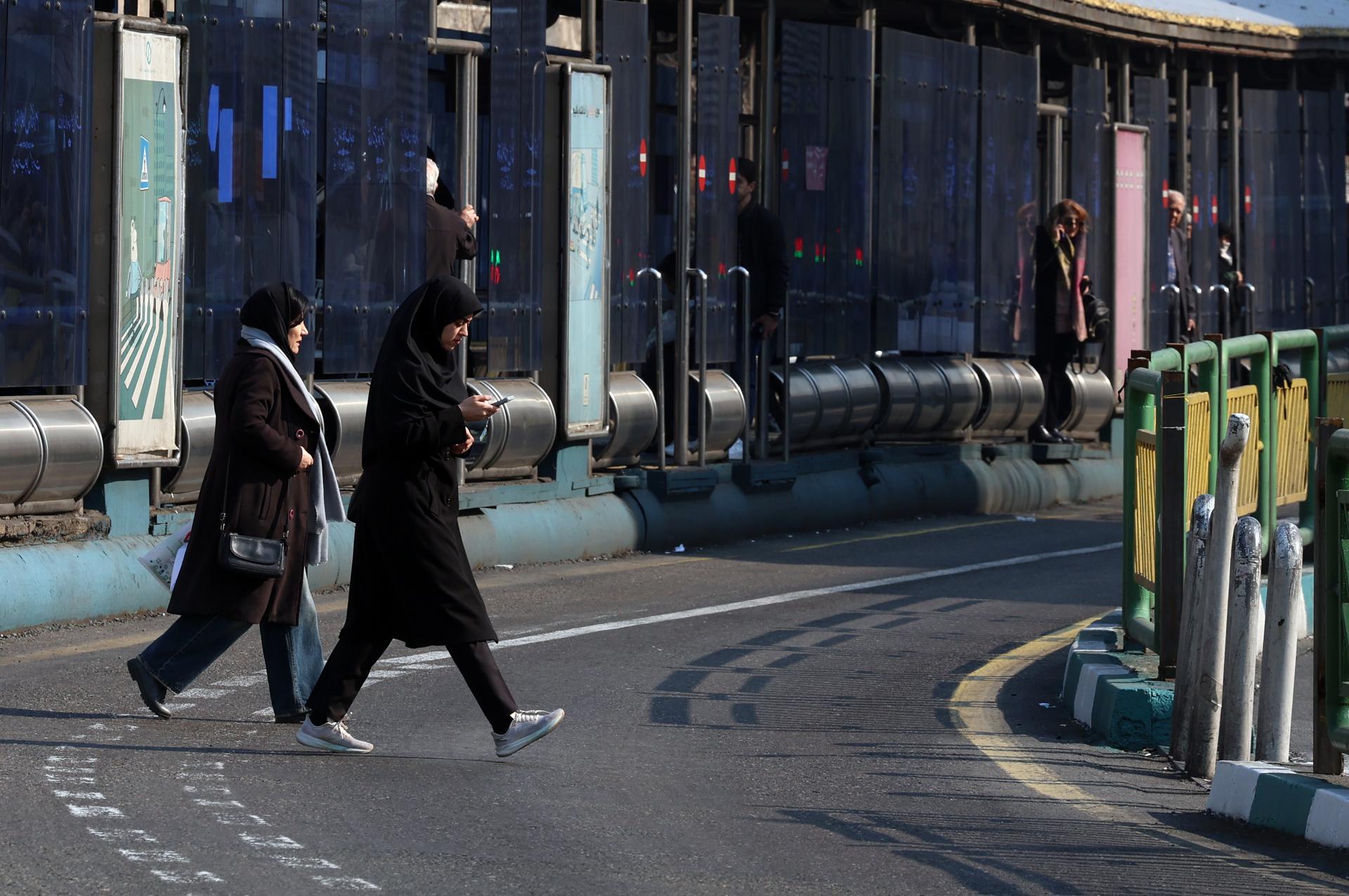 TEHRAN (IRAN(Islamic Republic Of)), 27/01/2026.- An Iranian woman checks her phone on a street in Tehran, Iran, 27 January 2026. Iran is experiencing a nationwide internet blackout that began on 08 January 2026 amid an intensifying wave of anti-government protests. (Protestas, Teherán) EFE/EPA/ABEDIN TAHERKENAREH
