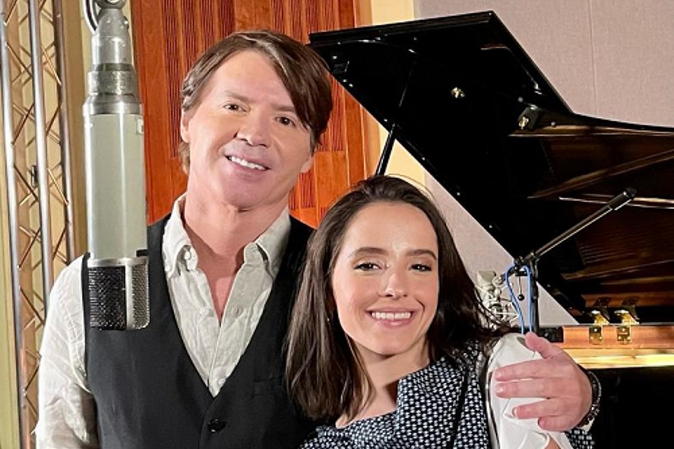 El pianista Arthur Hanlon y Evaluna Montaner reversionan “Unforgettable”