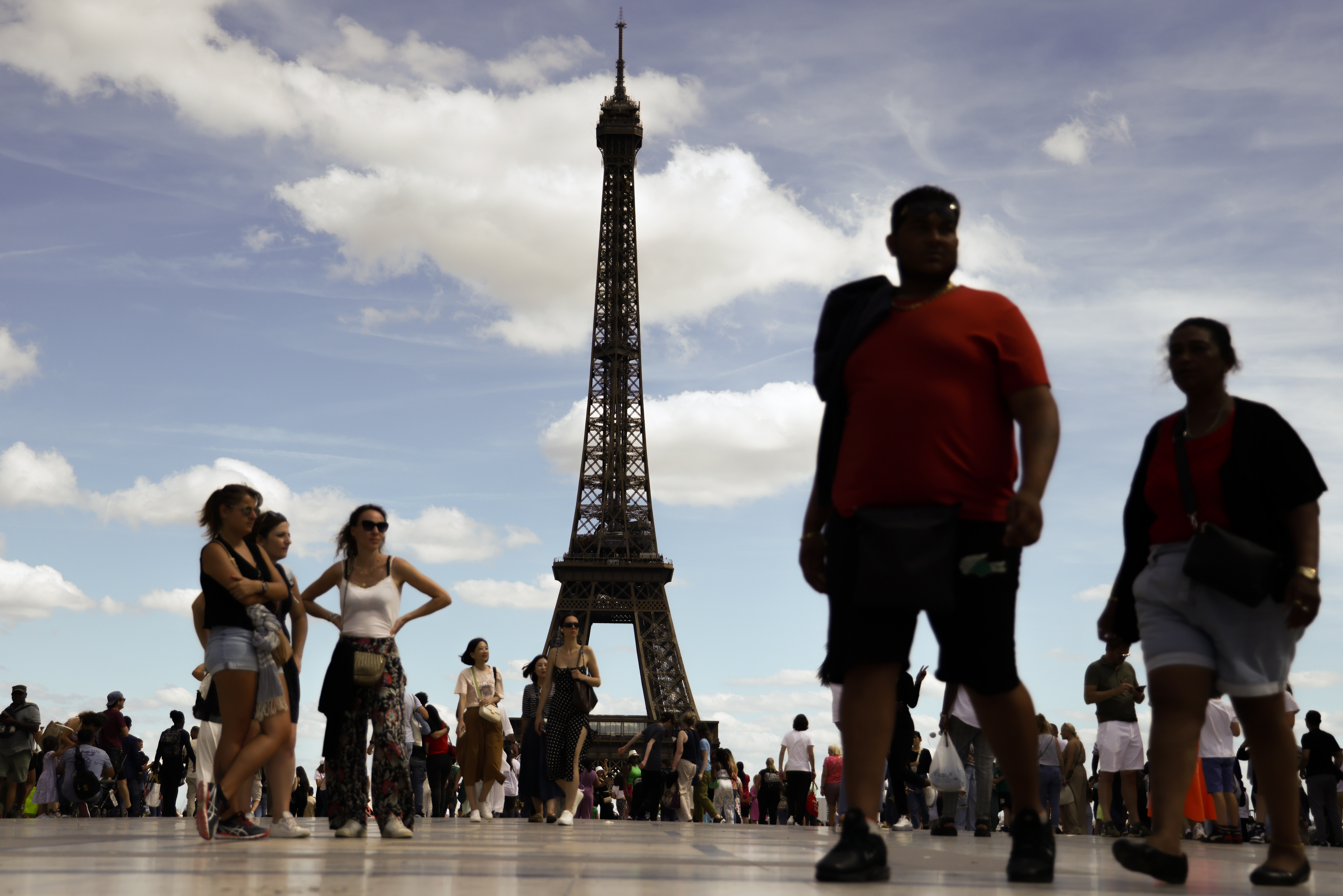 Hombre fue detenido por saltar en paracaídas desde la Torre Eiffel