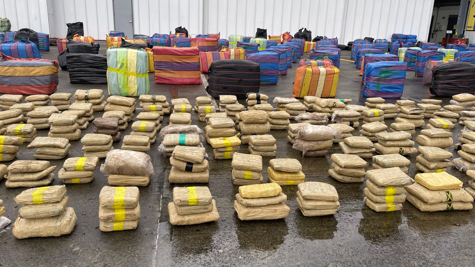 Camión se volcó en la vía Tuluá y transportaba más de 4 toneladas de marihuana