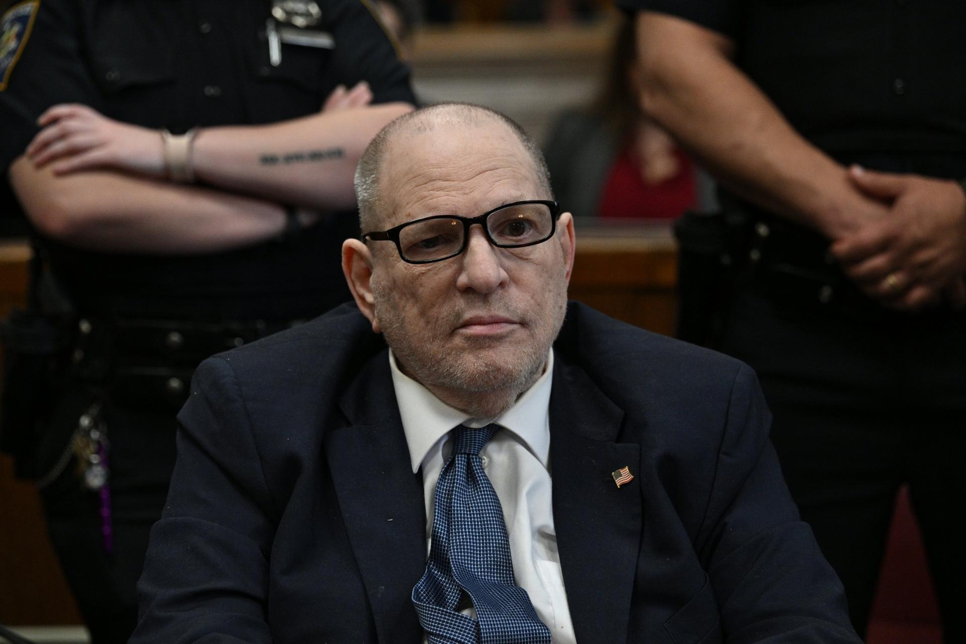 NEW YORK (United States), 16/04/2025.- Former film producer Harvey Weinstein appears in court as jury selection continues in his retrial in Manhattan Criminal Court in New York City, New York, USA, 16 April 2025. Disgraced Hollywood mogul Harvey Weinstein faces a retrial on rape and sex assault charges for which a previous verdict was overturned, forcing survivors who helped fire up the 'MeToo' movement to testify against him once again. Weinstein's 2017 conviction by a jury was overturned seven years later by an appeals court that ruled the way witnesses were handled in the original New York trial was unlawful. (Nueva York) EFE/EPA/CURTIS MEANS / POOL
