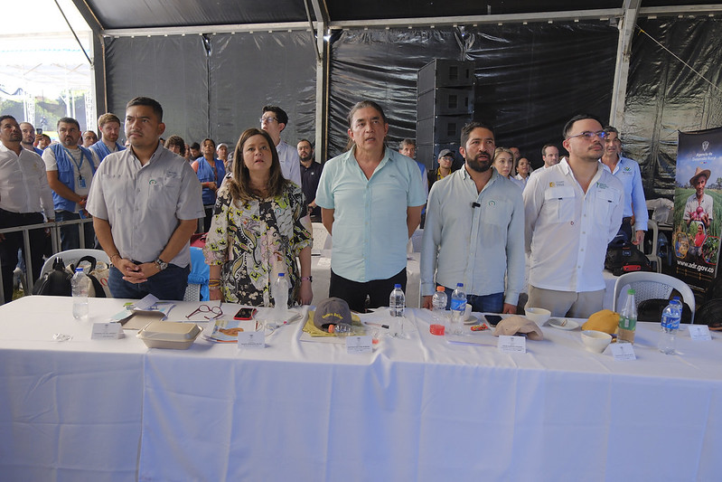 Gustavo Bolívar (centro) en Tibú, Norte de Santander. Allí, el mandatario regañó al director del DPS por asistir al evento después de su renuncia.