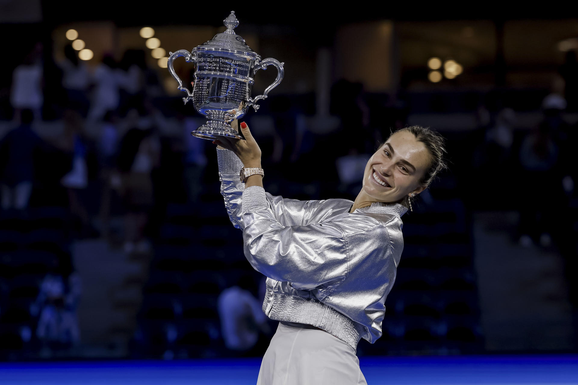 FOTODELDÍA - FLUSHING MEADOWS (Estados Unidos), 06/09/2025.- La bielorrusa Aryna Sabalenka posa con el trofeo después de vencer a la estadounidense Amanda Anisimova en la final del US Open de Tenis en el Centro Billie Jean King en Flushing Meadows, Nueva York. EFE/JOHN G. MABANGLO