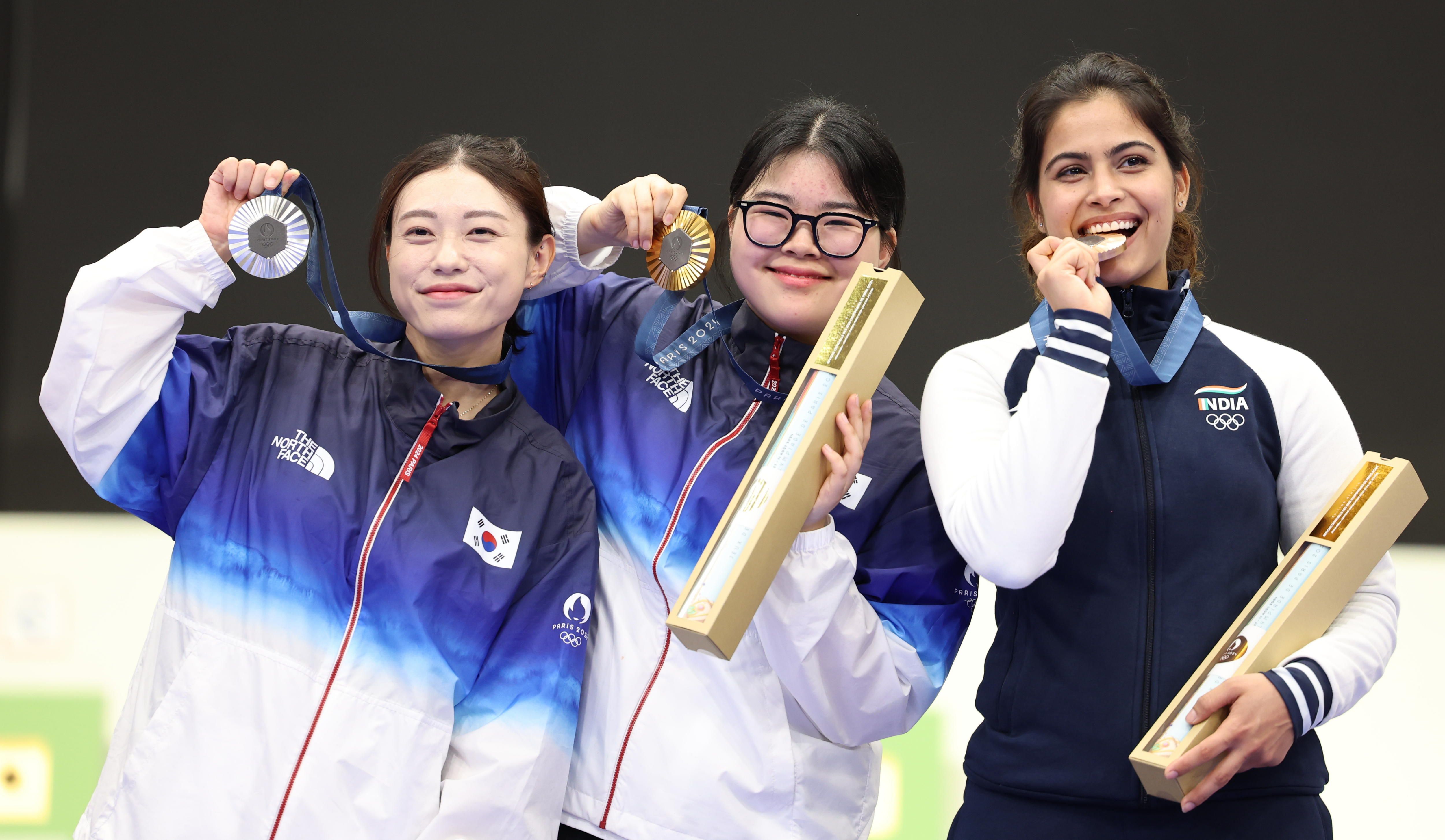 Kim Yegi, plata, junto a Oh Ye Jin, oro, del equipo de Sur Corea. A la derecha, Manu Bhaker de India, quien ganó bronce.