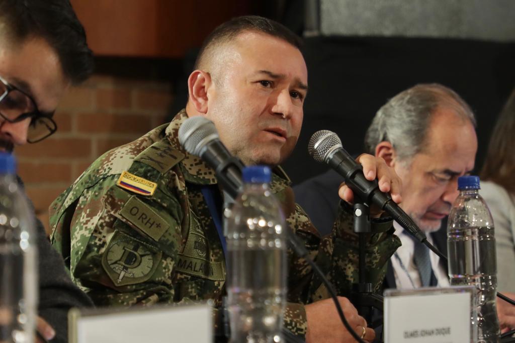 Otro de los intervinientes en la audiencia fue el teniente (r) Raimundo Malagón, secuestrado en 19998 y liberado durante la Operación Jaque en 2008, quien ha sido un crítico de la JEP. "El bien más preciado para el hombre, como decía Cervantes, es la libertad. Y fue arrebatada, no solamente para los soldados, policías y políticos, sino para un gran cúmulo de la sociedad colombiana. Todos recordamos las pescas milagrosas, los secuestros selectivos, etc. Pensé mucho para venir acá, pero este es un compromiso con la historia, no asistir sería como dejar una página en blanco", expresó el teniente en retiro.