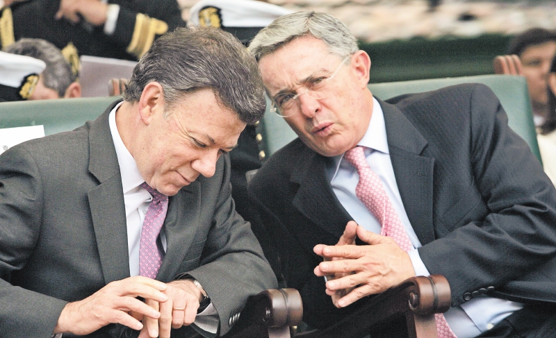 El presidente Santos comparó la resistencia civil del senador Uribe con la época paramilitar de Carlos Castaño. / Archivo - El Espectador