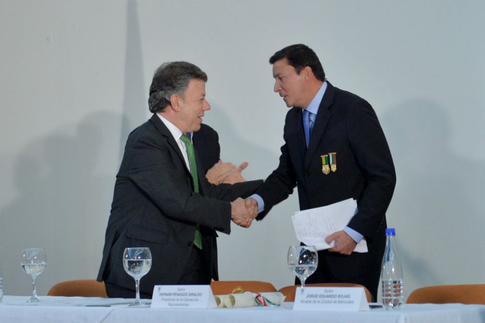 El Presidente Juan Manuel Santos saluda al congresista caldense Hernan Penagos Giraldo, Presidente de la Cámara de Representantes, quien recibió este jueves un homenaje por parte de Manizales y del departamento de Caldas.