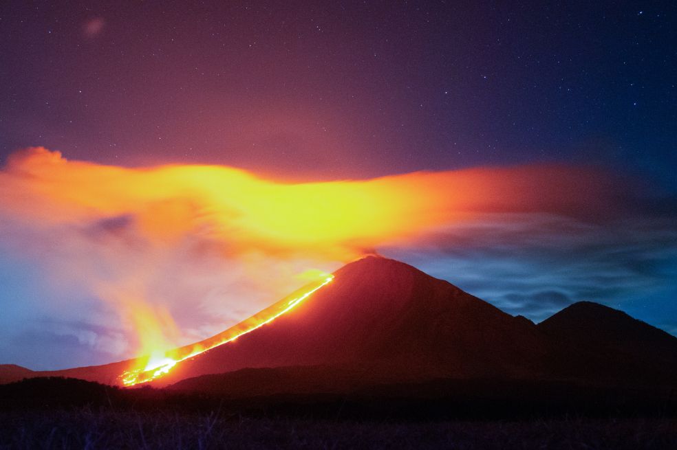 Cindy Lorenzo tomó esta foto en el volcán Pacaya, Guatemala. En la imagen se observa una nube lenticular sobre el Volcán Pacaya que se forma cuando el aire húmedo sube por las laderas del volcán, se enfría y se condensa.