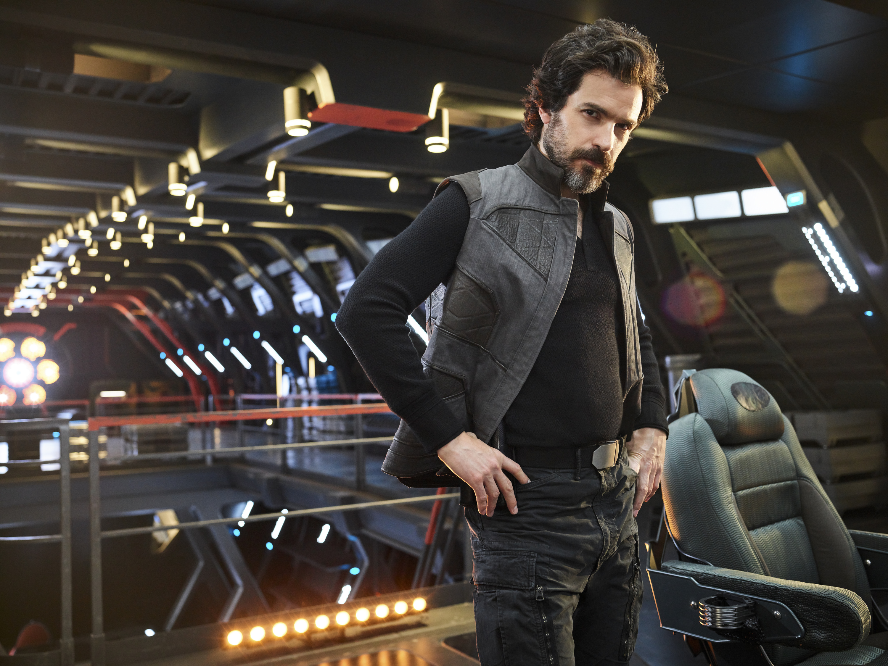 De Suramérica al espacio. Él es Santiago Cabrera, actor de ‘Star Trek: Picard’