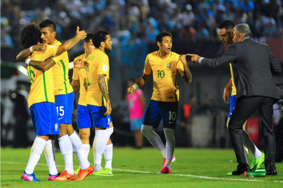 Los jugadores de Brasil festejan uno de los tantos con los que derrotaron este jueves a Uruguay. / AFP