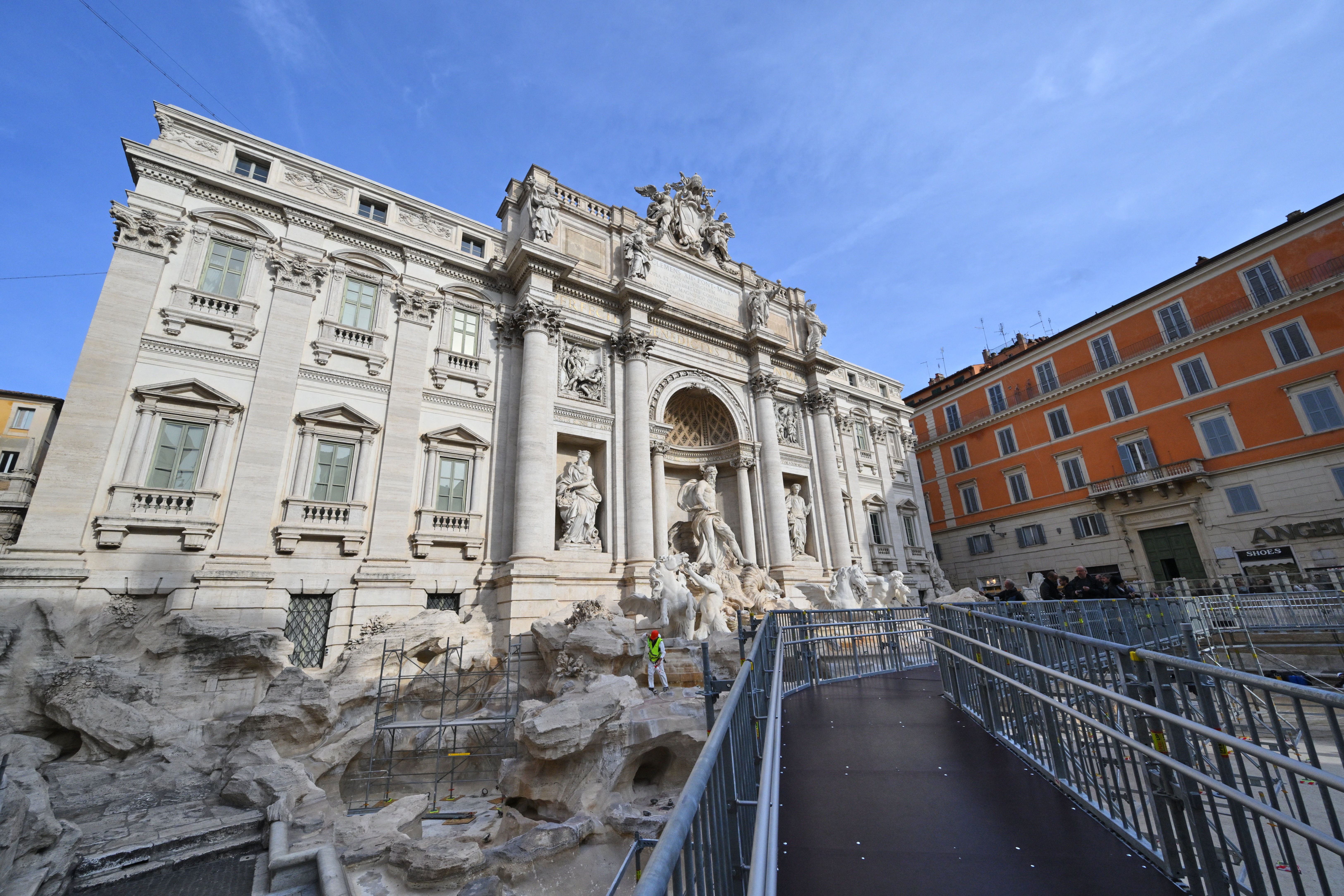 Así es la pasarela temporal inaugurada sobre la Fontana di Trevi